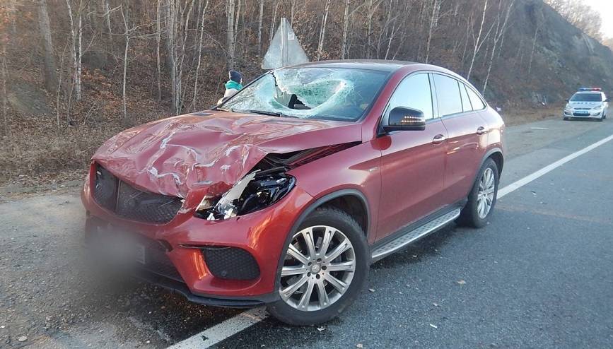 Плита с грузовика рухнула на Mercedes