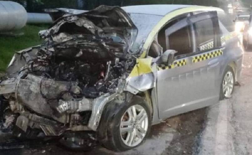 Авто загорелось: на место столкновения Shuttle и Lexus прибыли спецслужбы