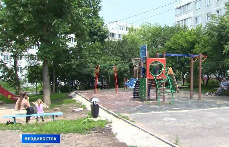 Участниками инцидента на детской площадке стали 8-летний малыш и 18-летняя девушка