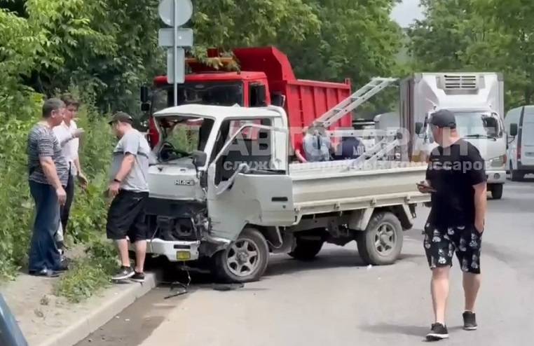 Водитель грузовика попал под самосвал «в массовом замесе» во Владивостоке Водитель грузовика попал под самосвал «в массовом замесе» во Владивостоке