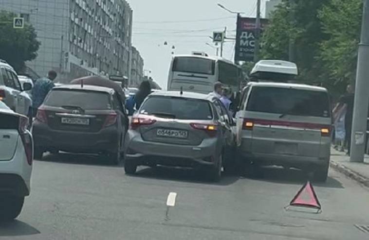 Массовая авария парализовала движение в центр Владивостока