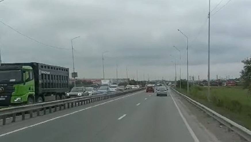 Пробка в несколько километров, авто стоят на трассе в Приморье