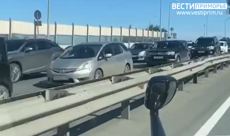 Гигантская пробка собралась из-за массового ДТП во Владивостоке