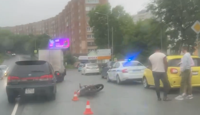 "Отлетел на Prius": мотоциклист устроил массовую аварию во Владивостоке