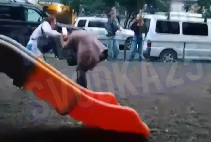 Женщина устроила жесткий дебош на детской площадке во Владивостоке