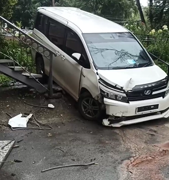 В Артеме автомобиль повис на лестнице