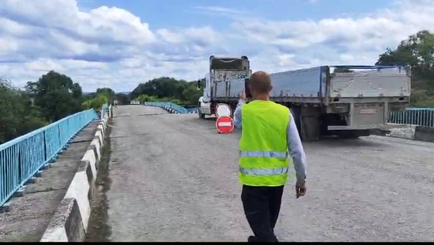 Водители большегрузов устроили смертельно опасный "аттракцион" на аварийной мосту в Приморье
