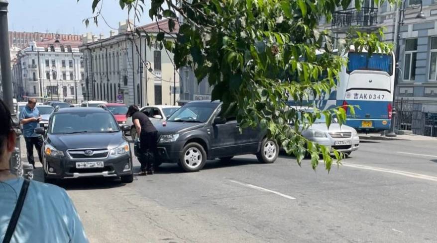 ДТП с двумя авто перекрыло дорогу во Владивостоке ДТП с двумя авто перекрыло дорогу во Владивостоке