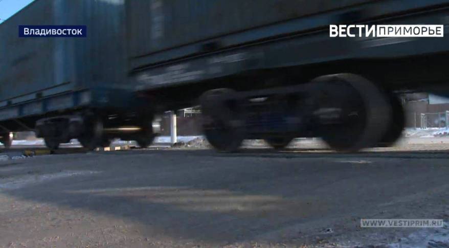 Такси попало под грузовой поезд во Владивостоке