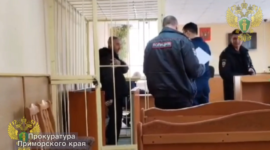 Житель Приморья в ходе ссоры с отчимом вонзил ему нож в ногу