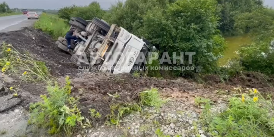 В Приморье самосвал улетел в кювет