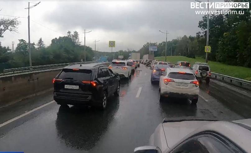 Частично возобновлено движение по трассе в Приморье, где произошло массовое ДТП Частично возобновлено движение по трассе в Приморье, где произошло массовое ДТП