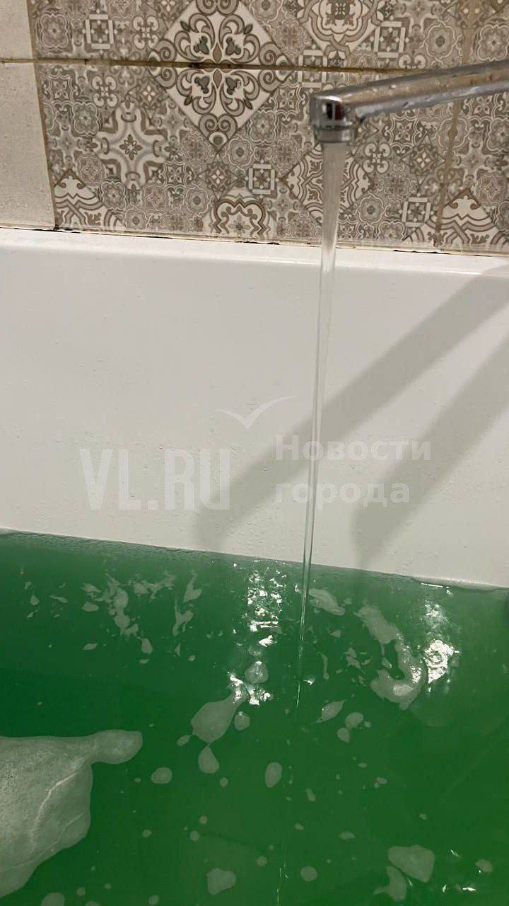 Вода кислотного цвета пошла из кранов в домах жителей Владивостока
