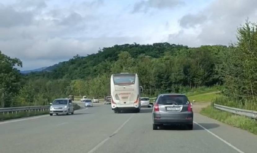 Лихач за рулем автобуса с пассажирами привел в ужас очевидцев на трассе в Приморье Лихач за рулем автобуса с пассажирами привел в ужас очевидцев на трассе в Приморье