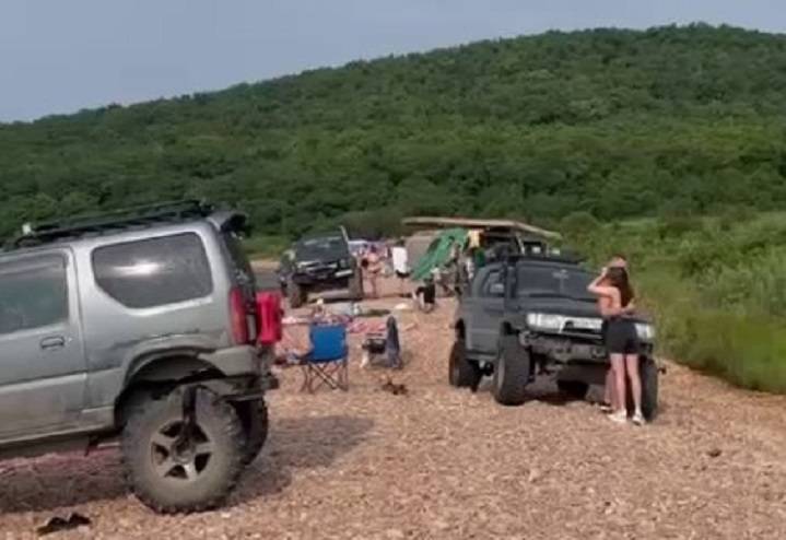 Девушка «грудью встала на защиту» пляжа в Приморье Девушка «грудью встала на защиту» пляжа в Приморье