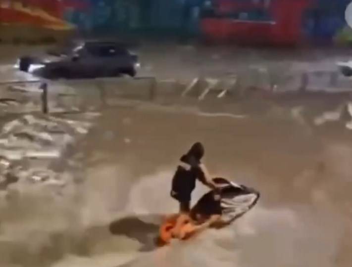 Ливень обрушился на Владивосток, люди по дорогам передвигаются на гидроциклах Ливень обрушился на Владивосток, люди по дорогам передвигаются на гидроциклах