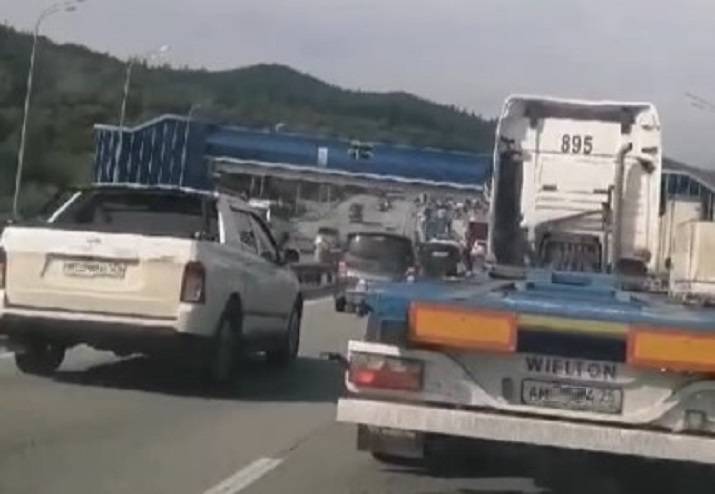 Огромная пробка: массовая авария блокирует движение на трассе во Владивосток