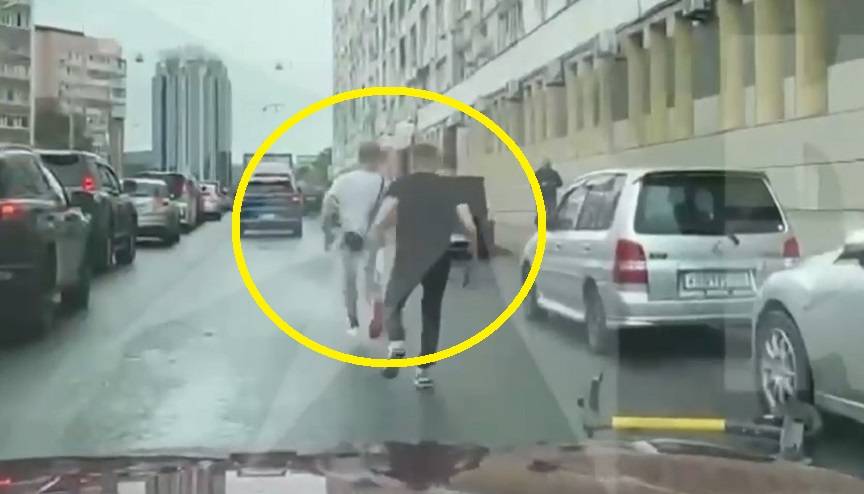 Самокатчик влетел в авто и пытался сбежать с места ДТП во Владивостоке Самокатчик влетел в авто и пытался сбежать с места ДТП во Владивостоке