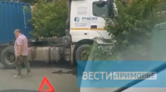 "Уснул или потерял сознание?": КАМАЗ протаранил два автомобиля и врезался в столб во Владивостоке