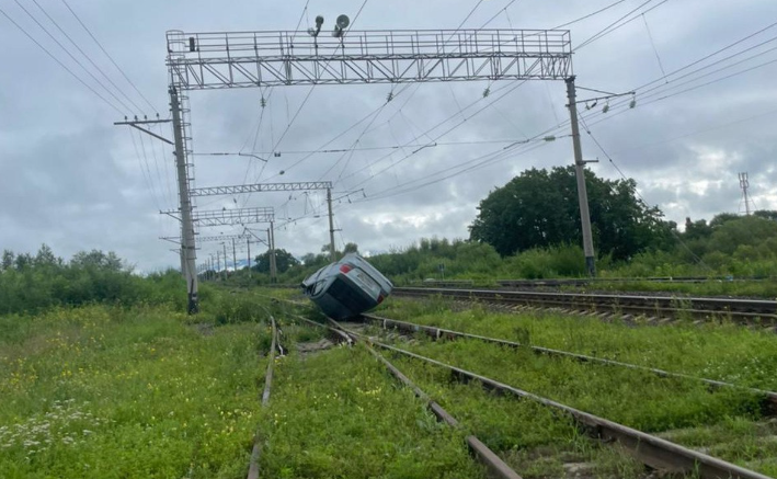 В Приморье на железнодорожных путях обнаружена Toyota Corolla Axio, лежащая на крыше В Приморье на железнодорожных путях обнаружена Toyota Corolla Axio, лежащая на крыше