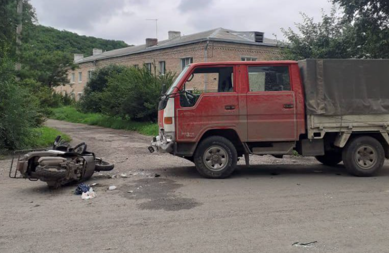 Байкерша влетела под грузовик в Приморье