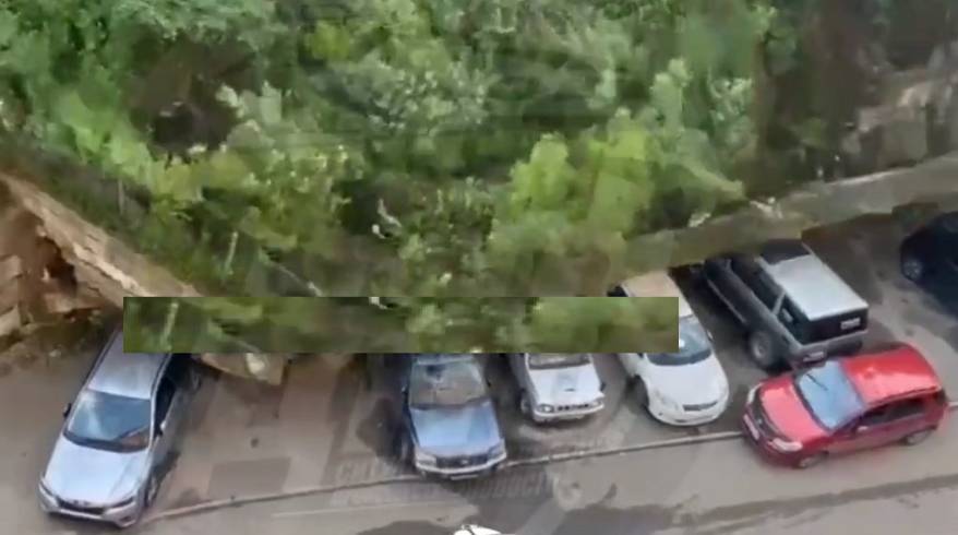 Момент обрушения подпорной стены на авто попал на видео во Владивостоке Момент обрушения подпорной стены на авто попал на видео во Владивостоке