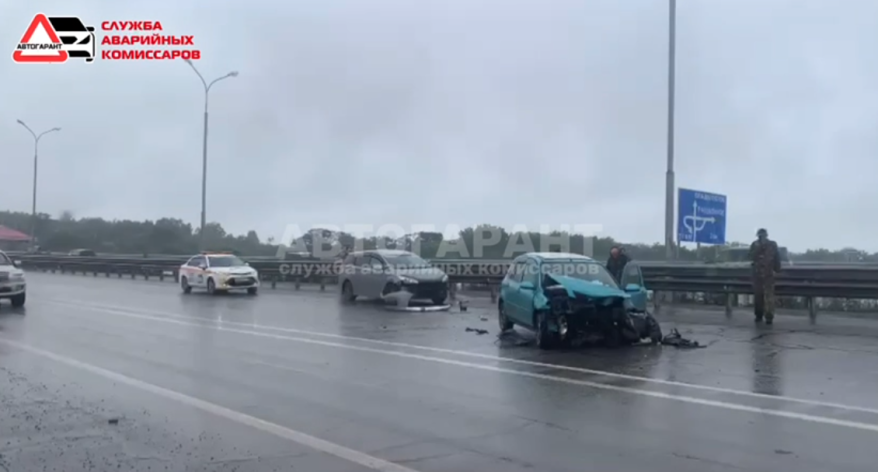 От удара влетел в леерное ограждение: момент жесткого ДТП в Приморье попал на видео От удара влетел в леерное ограждение: момент жесткого ДТП в Приморье попал на видео