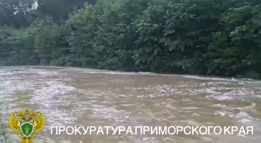 Трое людей, сплавляясь на SUP-бордах по озеру, пропали без вести в Приморье