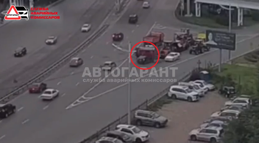 Prius протаранил бытовку дорожных рабочих во Владивостоке