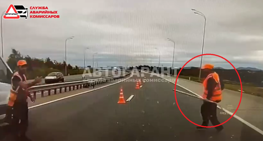 Дорожный рабочий совершил "набег" на автомобиль в Приморье