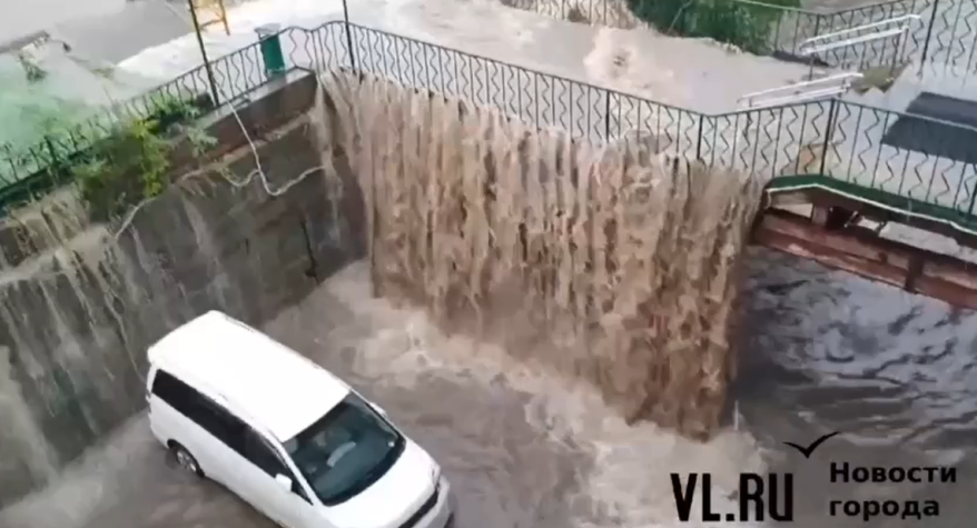 Владивосток превратился в город водопадов Владивосток превратился в город водопадов