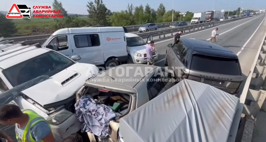 11 автомобилей попали "в мясорубку" на трассе Владивосток - Артем