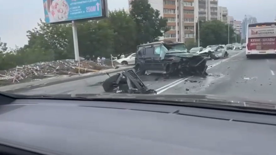 Парень на «Гелике» уничтожил 7 автомобилей во Владивостоке: есть пострадавшие