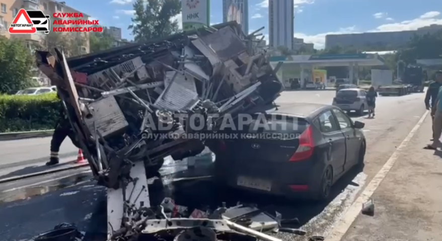 Грузовик опрокинулся на легковушку во Владивостоке