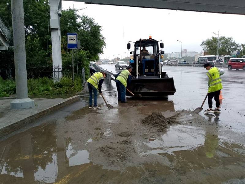 Спасатели откачивают воду из подвалов соцучреждений и жилых домов Владивостока, очищают дороги от грунта Спасатели откачивают воду из подвалов соцучреждений и жилых домов Владивостока, очищают дороги от грунта