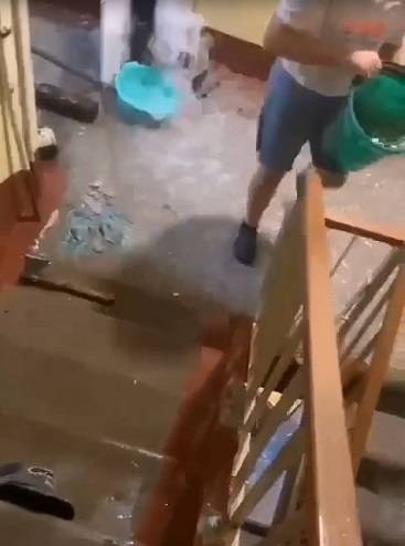 «Это вообще треш»: водопад заливает подъезд и квартиры жителей многоэтажки во Владивостоке «Это вообще треш»: водопад заливает подъезд и квартиры жителей многоэтажки во Владивостоке