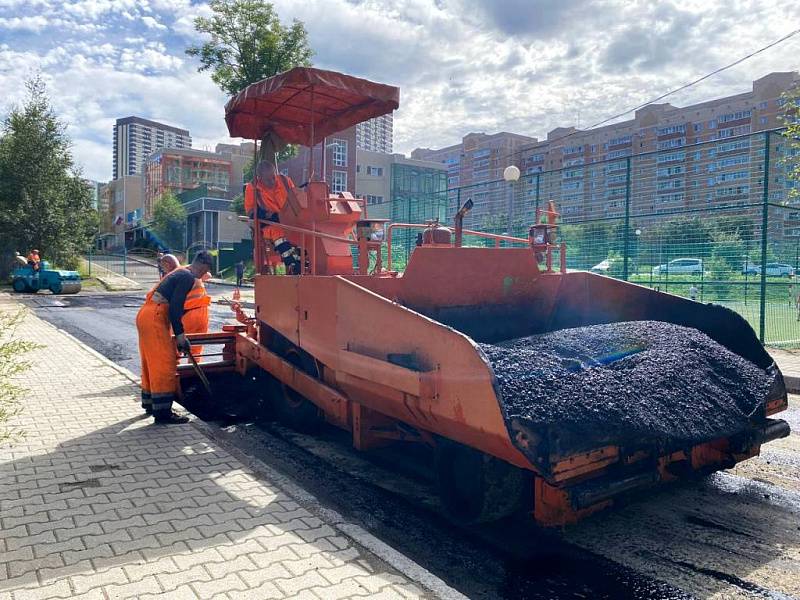 Новый асфальт укладывают сегодня на улице Анны Щетининой Новый асфальт укладывают сегодня на улице Анны Щетининой