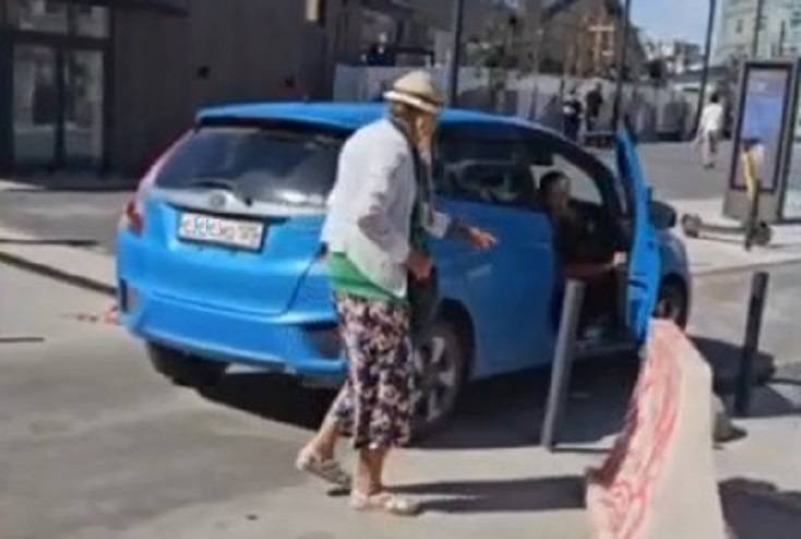 Хитрая бабуля «замутила» бизнес с авто в центре Владивостока