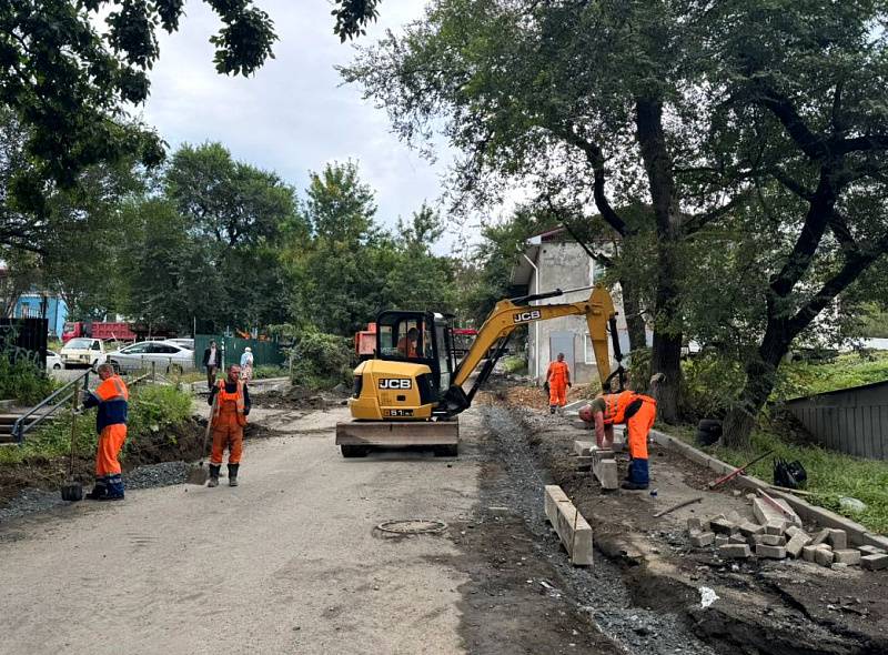 Пешеходную зону на улице Нестерова во Владивостоке восстанавливают