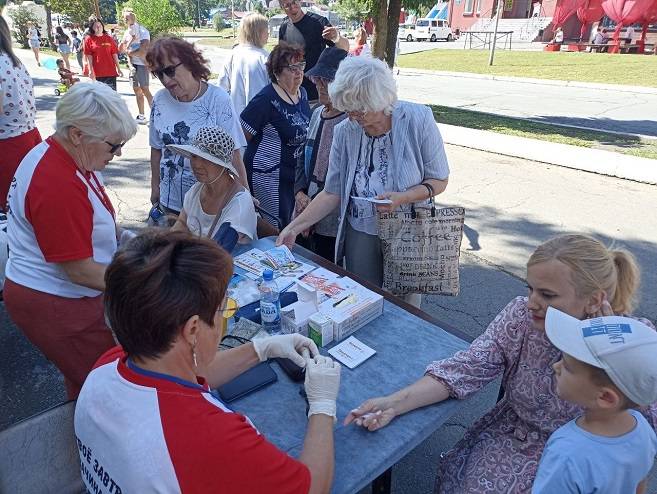 «Ярмарка здоровья»: жители Артема прошли медосмотр и научились оказывать первую помощь прямо на улице