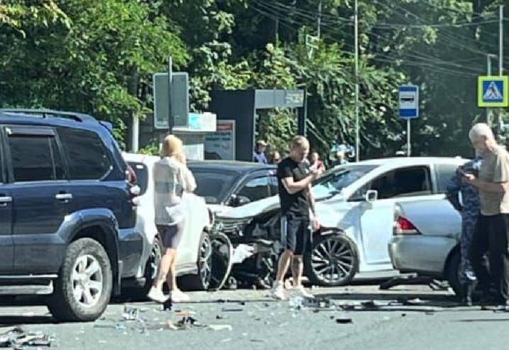 Дорога перекрыта: авто разворотило в жутком ДТП во Владивостоке