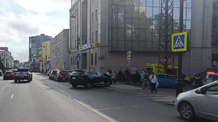 Жуткое ДТП: авто влетело в пешеходов и врезалось в здание в центре Владивостока