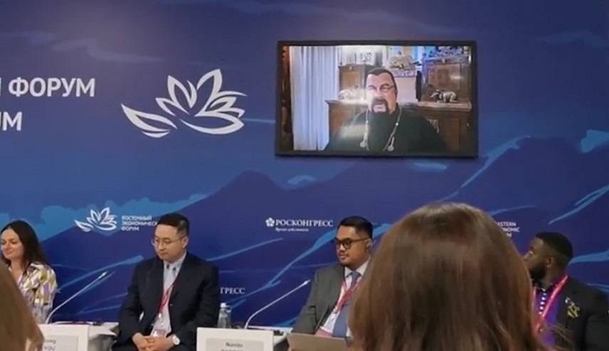 Известный актер Стивен Сигал поприветствовал участников ВЭФ Известный актер Стивен Сигал поприветствовал участников ВЭФ