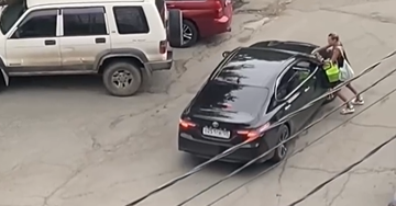 Похищение или семейная разборка? Девушка бросилась на автомобиль, требуя ребенка, во Владивостоке