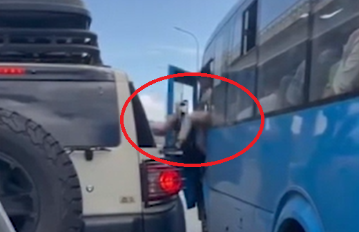 "Ногой в лицо": треш-разборка между водителями на дороге в Приморье попала на видео