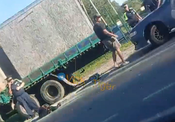Парень лежит без движения: мопедист впечатался в легковушку в Приморье
