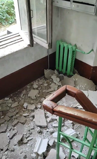 Потолок обрушился в подъезде дома в центре Владивостока