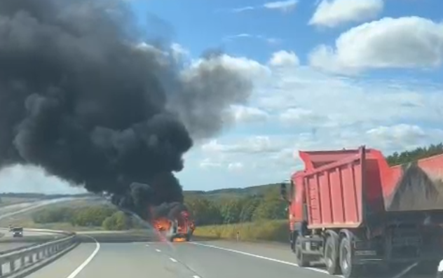 Автомобиль загорелся на трассе в Приморье