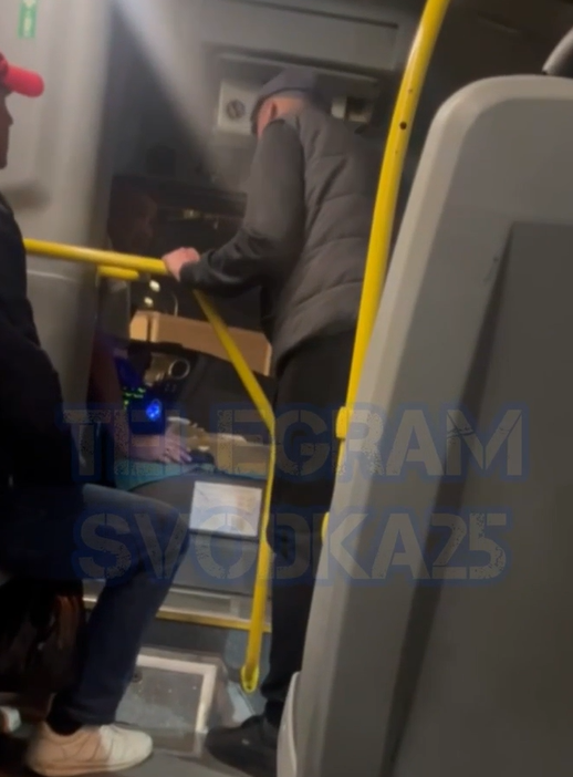 Пассажир устроил драку в автобусе во Владивостоке