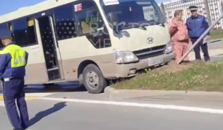 Во Владивостоке заказной автобус врезался в дорожный знак
